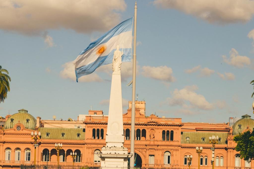 Decisiones ejecutivas provocan tensiones internas y convocatoria a protesta