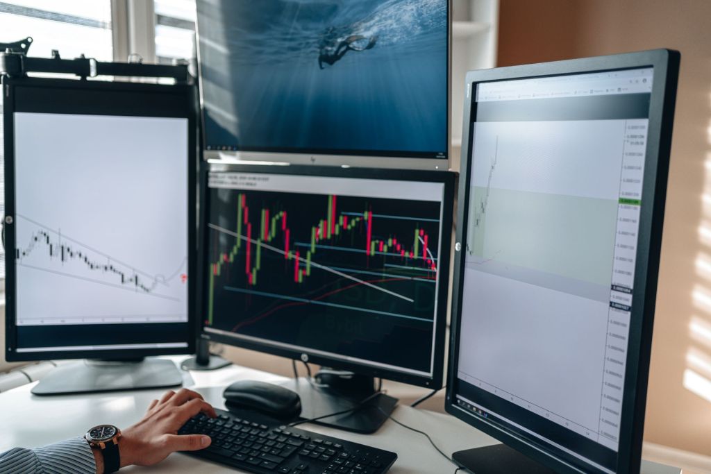 Dólar sube con presión de vencimientos; Banco Central cambia&nbsp;táctica